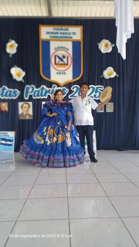 Estudiantes con traje folclórico durante la celebración de Fiestas Patrias en el Colegio Hogar Paulo VI