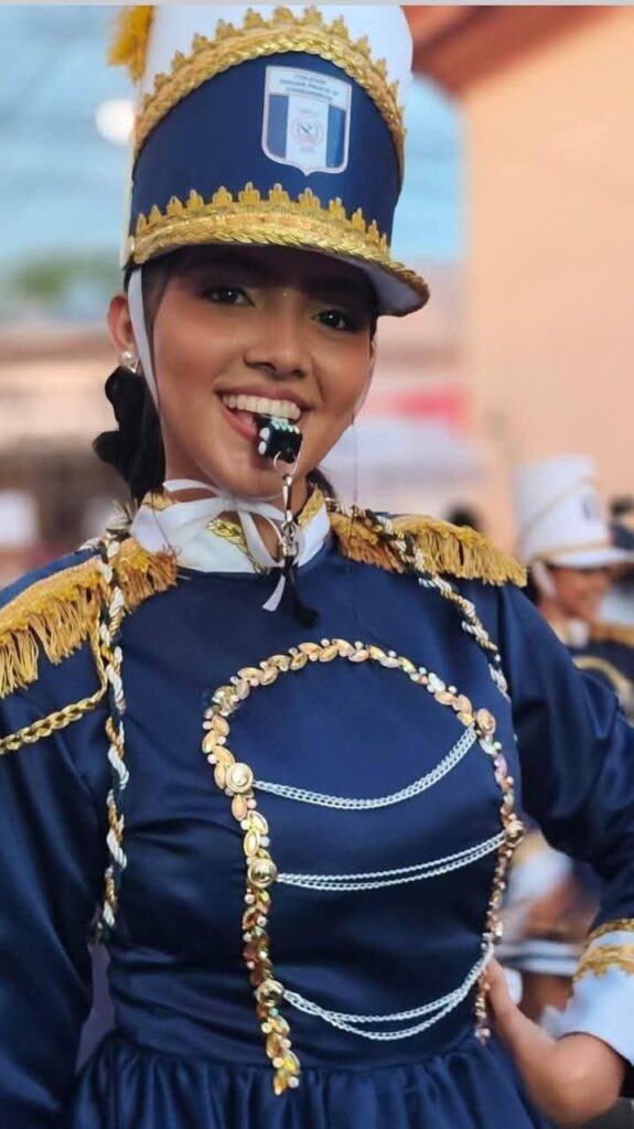 Estudiante integrante de la banda de guerra del Colegio Hogar Paulo VI